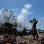 Ukrainska soldatarer testar vapen.