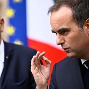 Frankrikes premiärminister Sébastien Lecornu på måndagen (till höger).