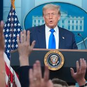 President Donald Trump i Vita husets pressrum.