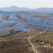 En stor solenergipark i provinsen Hebei i Kina.