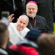 Påve Franciskus och biskop Anders Arborelius hejar på publiken som kommit för att delta i mässan på Swedbank Stadion i Malmö. 