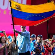 Presidenten Nicolás Maduro med en venezuelansk flagga i Caracas på torsdagen. 