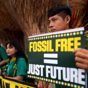 Ursprungsfolk protesterar inför COP30 i Brasilien.