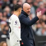 Uniteds Erik ten Hag och Sergio Reguilon, bild från lördagens match. 