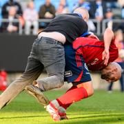 En IFK Göteborg-supporter springer in på planen och attackerar Östers Sebastian Starke Hedlund.