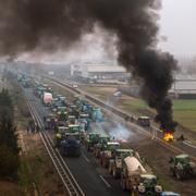 Lantbrukare som stoppar trafiken på en motorväg i Spanien under demonstrationerna.