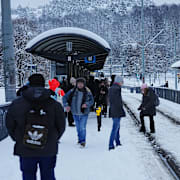 Göteborgare väntar på spårvagnen under snökaoset.