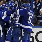 Detroits Niklas Kronwall deppar medan Tampa firar i den tredje perioden i matchen som Tampa vann med 5-2