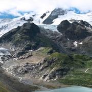 Smältande glaciär i Schweiz. Arkivbild.