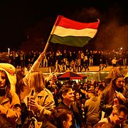 Människor firar i Budapest i samband med helgens val.