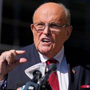 Rudy Giuliani på en pressträff där han förnekar till uppgifterna om alkoholproblem.