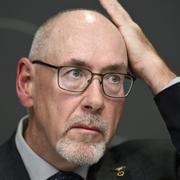 Särskilda utredaren generalmajor Roland Ekenberg överlämnar slutbetänkandet "Redo! En utredning om personalförsörjningen av det militära försvaret" på en pressträff med försvarsminister Pål Jonsson (M).