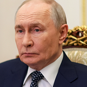 Till vänster: 800-meterslopp under Diamond league-tävlingarna i Paris den 28 juni i år. Till höger: Rysslands president Vladimir Putin fotograferad i Kreml under onsdagen.