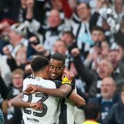 Alexander Isak och Newcastlesupportrarna.