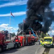 Räddningstjänsten uppmanar alla i området att gå inomhus och stänga dörrar, fönster och ventilation.