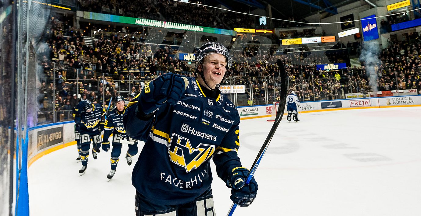 HV71:s Martin Johnsen jublar.