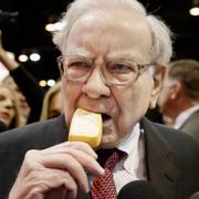 Warren Buffett äter glass. Arkivbild.