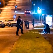 Vägen spärrades av medan polisen sökte med hund och säkrade bevis på den avspärrade Trollebergsvägen i Lund natten till onsdagen efter en allvarlig knivskärning.