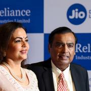 Indiska affärsmannen Mukesh Ambani, styrelseordförande för Reliance. Till vänster Nita Ambani som blir styrelseordförande i samriskbolaget. 