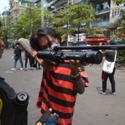 Antikuppdemonstrant siktar med ett hemmagjort gevär i Rangoon i Myanmar. 