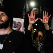 Protester till förmån för gisslan utanför Knesset i Israel.