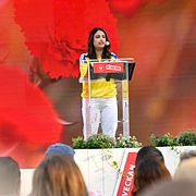 Vänsterpartiets partiledare Nooshi Dadgostar (V) talar under Almedalsveckan.