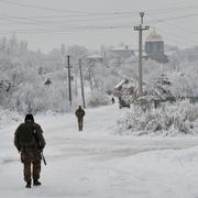 Ukrainska soldater patrullerar en by i närheten av frontlinjen i Donetsk-regionen i östra Ukraina i december. 