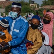 Kongoleser bär munskydd mot ebolaspridning.