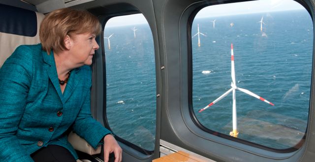 Illustrationsbild: Tysklands förbundskansler Angela Merkel flyger helikopter och tittar på vindkraft i Östersjön. Guido Bergmann / TT NYHETSBYRÅN