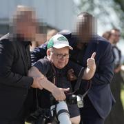Fotografen när han förs bort från festen. 