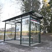 Busshållplats nära mordplatsen.