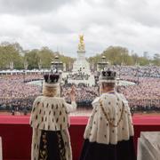 Kung Charles III och drottning Camilla på balkongen i Buckingham Palace