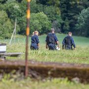 Polis vid platsen där kvinnan hittades mördad.