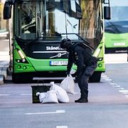 Bombrobot och bombtekniker på plats med spränglista och sandsäckar efter att ha undersökt den misstänkta handgranaten som ligger i bussfilen på Amiralsgatan i centrala Malmö på fredagen.