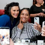 Gretchen Whitmer i Michigan tillsammans med väljare under sin valkampanj.