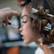 En influerare och Instagrammodell förbereder sig för ett tv-framträdande i Caracas i Venezuela. Kvinnan på bilden är inte en av dem som omtalas i artikeln. 