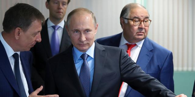 Arkivbild. Rysslands president Vladimir Putin, tillsammans med ryska företagsledare.  Mikhail Klimentyev / AP