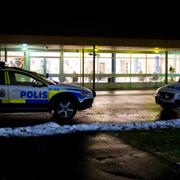 Polisbilar utanför Göingeskolan i Broby i norra Skåne, sedan en 15-årig pojke avlidit sedan han knivskurits av en annan elev, en 14-åring, vid lunchtid i dag. 14-åringen har omhändertagits av polis.