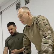 Ukrainas president Volodymyr Zelenskyj och överbefälhavare Oleksandr Syrskyj till höger.