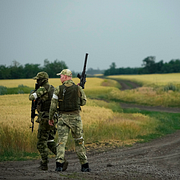 Feodosia på Krym har pekats ut som en av de hamnar där Ryssland lastar ukrainskt vete. Till höger ukrainska soldater vid ett vetefält.