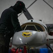 En ukrainsk soldat förbereder en ukrainsk drönare.