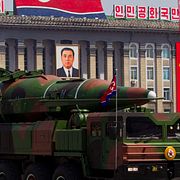 En nordkoreans robot under en parad i på Kim Il Sung-torget i Pyongyang. Arkvibild från 2012.