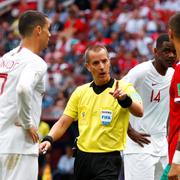 Mark Geiger i mitten, Cristiano Ronaldo till vänster.