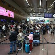 Köer vid terminal 4 på Arlanda.