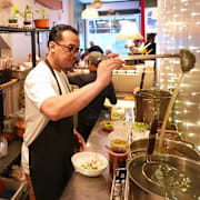 Kocken Phila Lorn förbereder en nudelbowl i sin restaurang i Philadelphia.