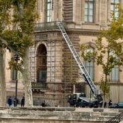 Bild på flytthissen vid Louvren. 