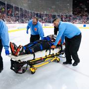 Domaren Mitch Dunning fick bäras ut på bår i matchen mellan Philadelphia Flyers och Colorado Avalanche.