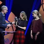 Johan Rockström delar ut Right livelihood award som Melda Nahnfeldt och Tindra Jällhage från Fridays for future tar emot å Greta Thunbergs vägnar.