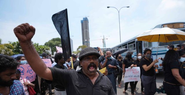 Bild från dagens protester i Colombo. Eranga Jayawardena / AP