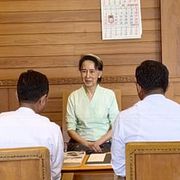 Aung San Suu Kyi på en bild som släppts av militärjuntan. På bilden uppges hon ta emot två böcker och ett förseglat brev som skickats av Storbritanniens kung Charles III.